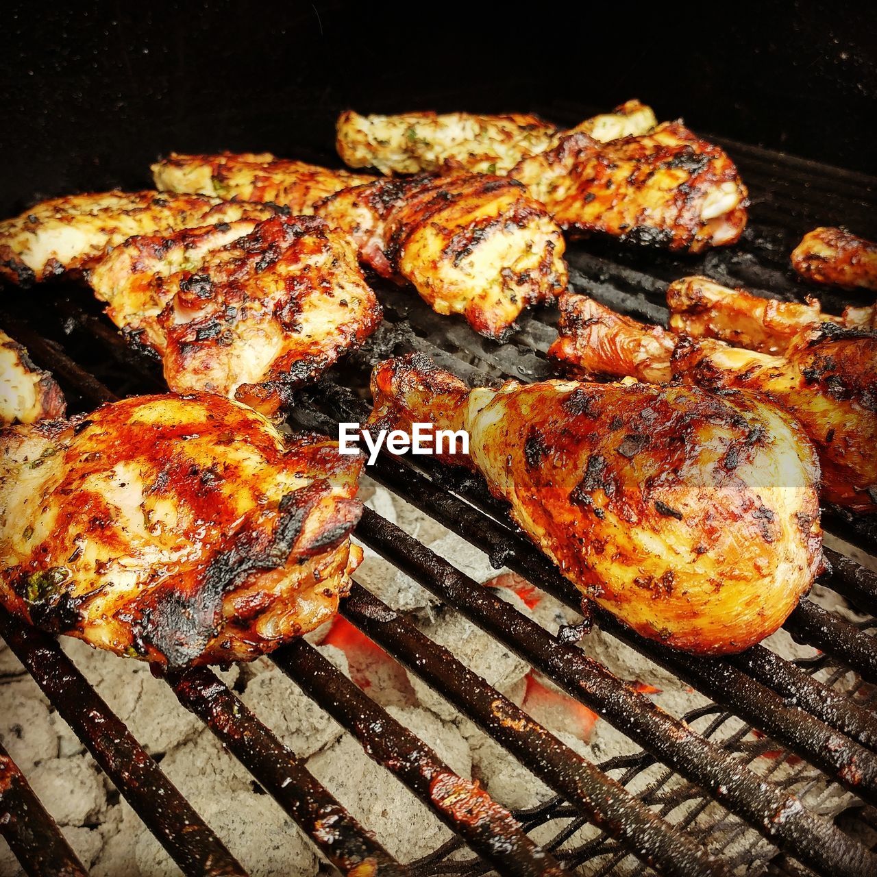CLOSE-UP OF BARBECUE GRILL