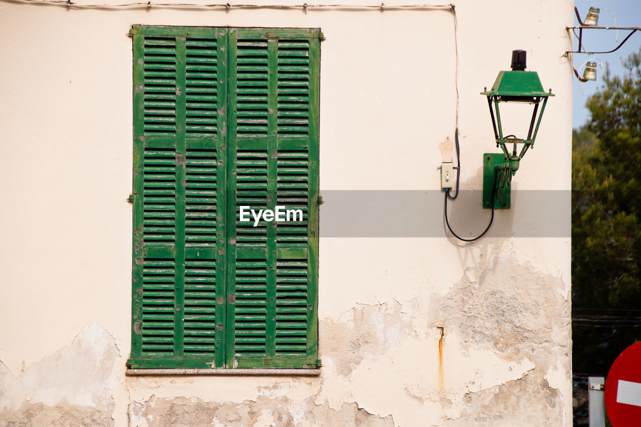 CLOSED WINDOW OF BUILDING