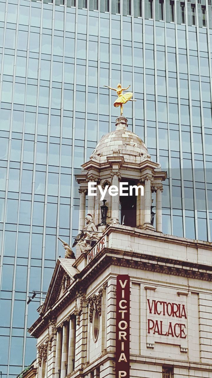 LOW ANGLE VIEW OF BUILDINGS IN CITY