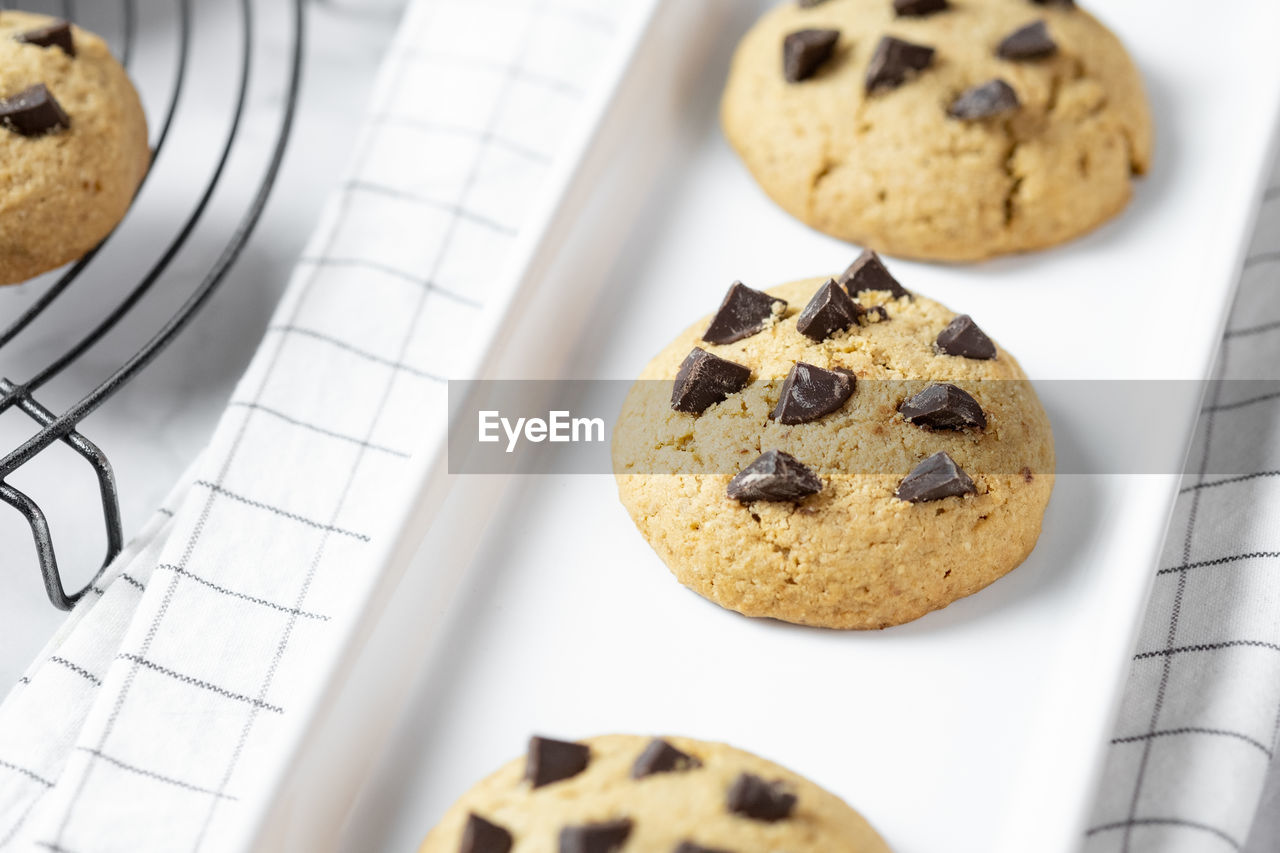 HIGH ANGLE VIEW OF COOKIES IN TRAY