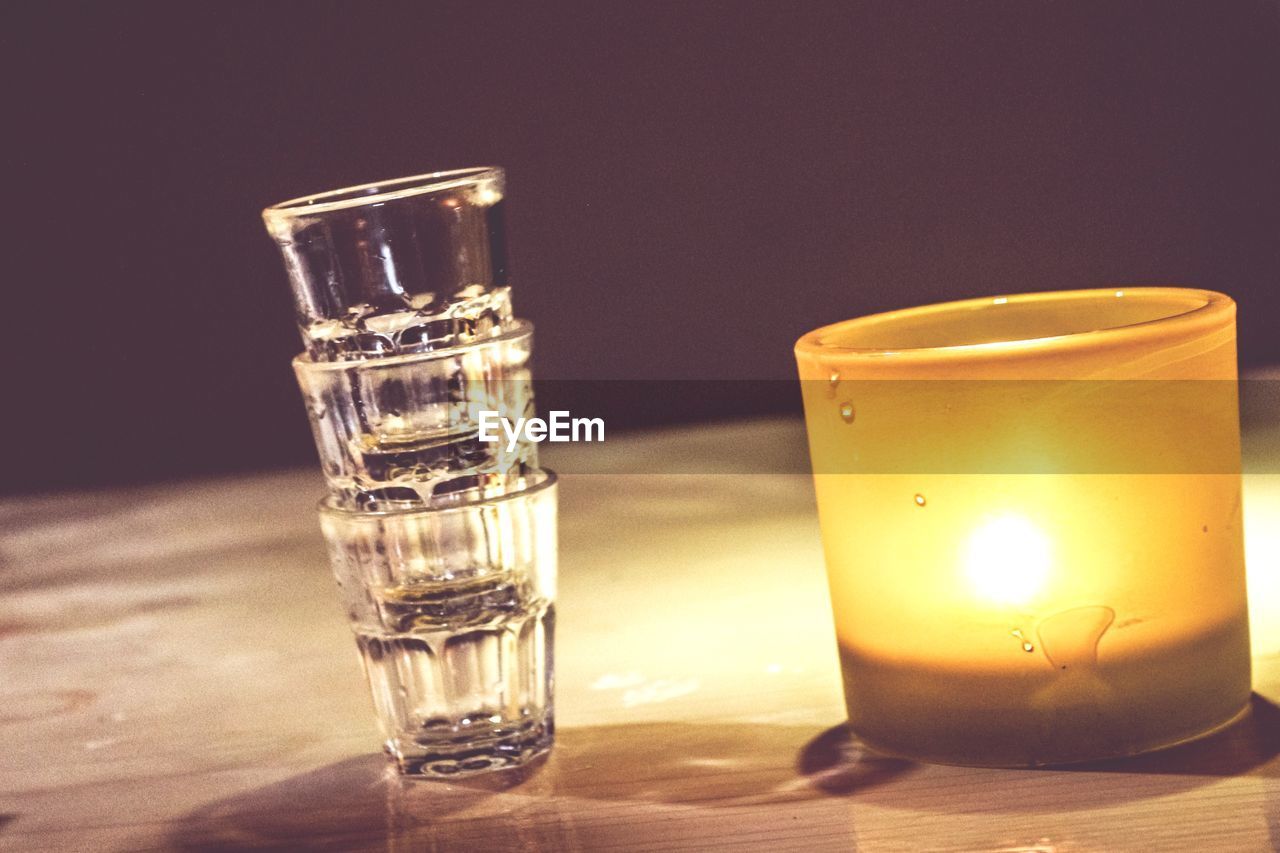 CLOSE-UP OF GLASS OF TEA