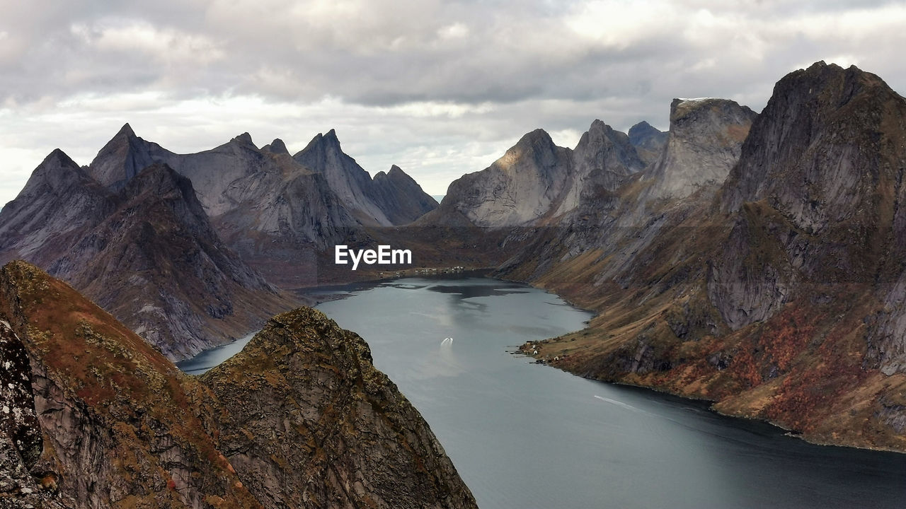 Panoramic view of lake and mountains against sky