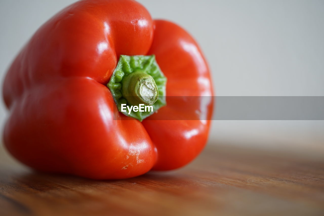 CLOSE-UP OF FRESH TOMATOES ON TABLE