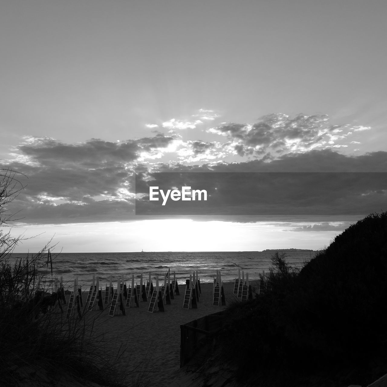 PANORAMIC VIEW OF BEACH AGAINST SKY