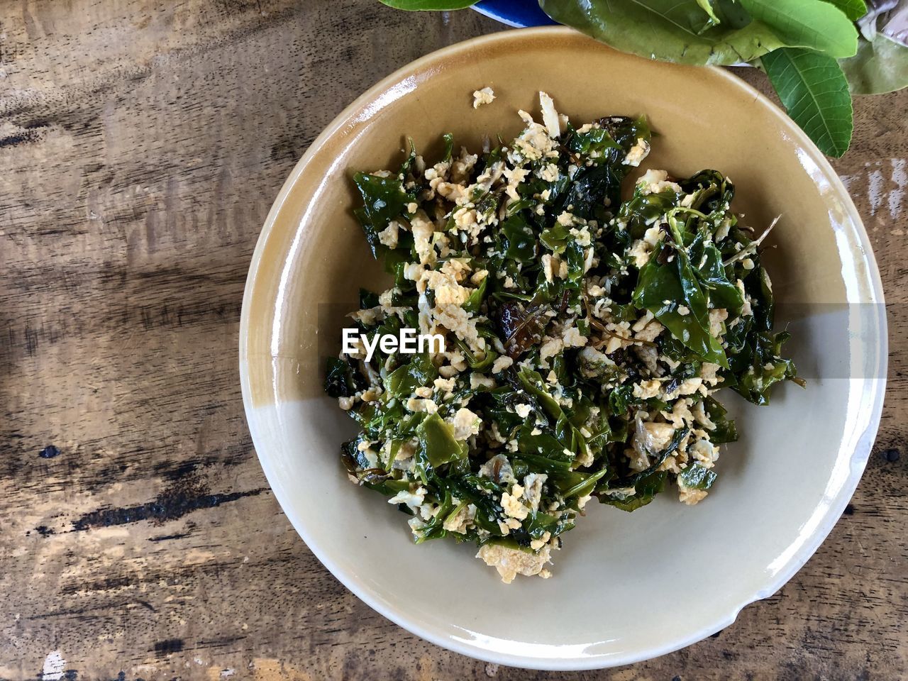 HIGH ANGLE VIEW OF SALAD IN PLATE