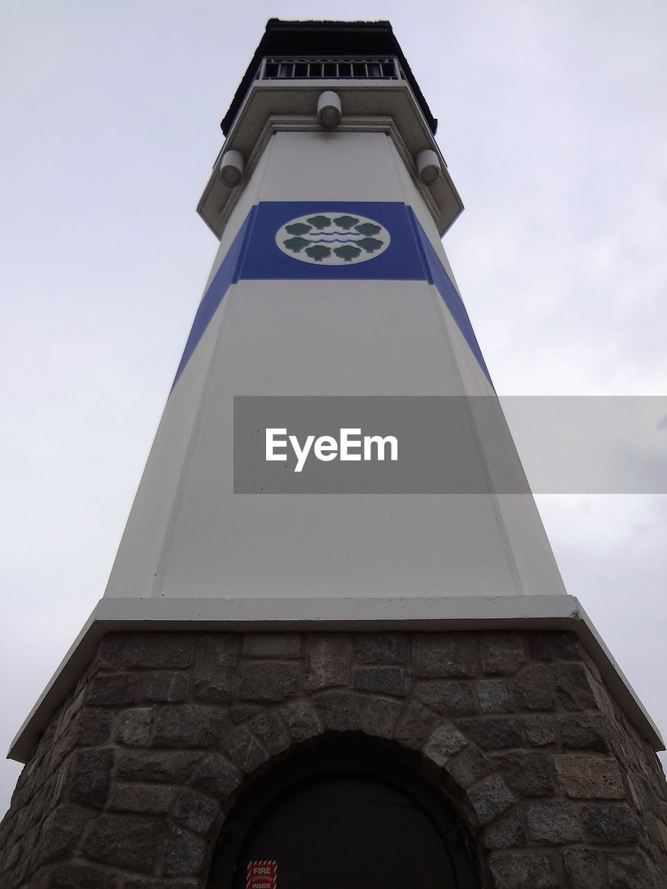 LOW ANGLE VIEW OF CLOCK TOWER AGAINST THE SKY