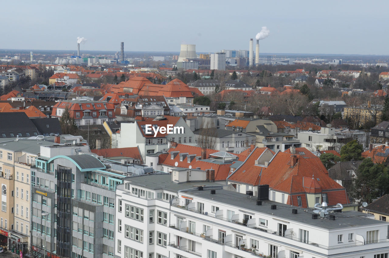 HIGH ANGLE VIEW OF TOWNSCAPE AGAINST SKY IN CITY