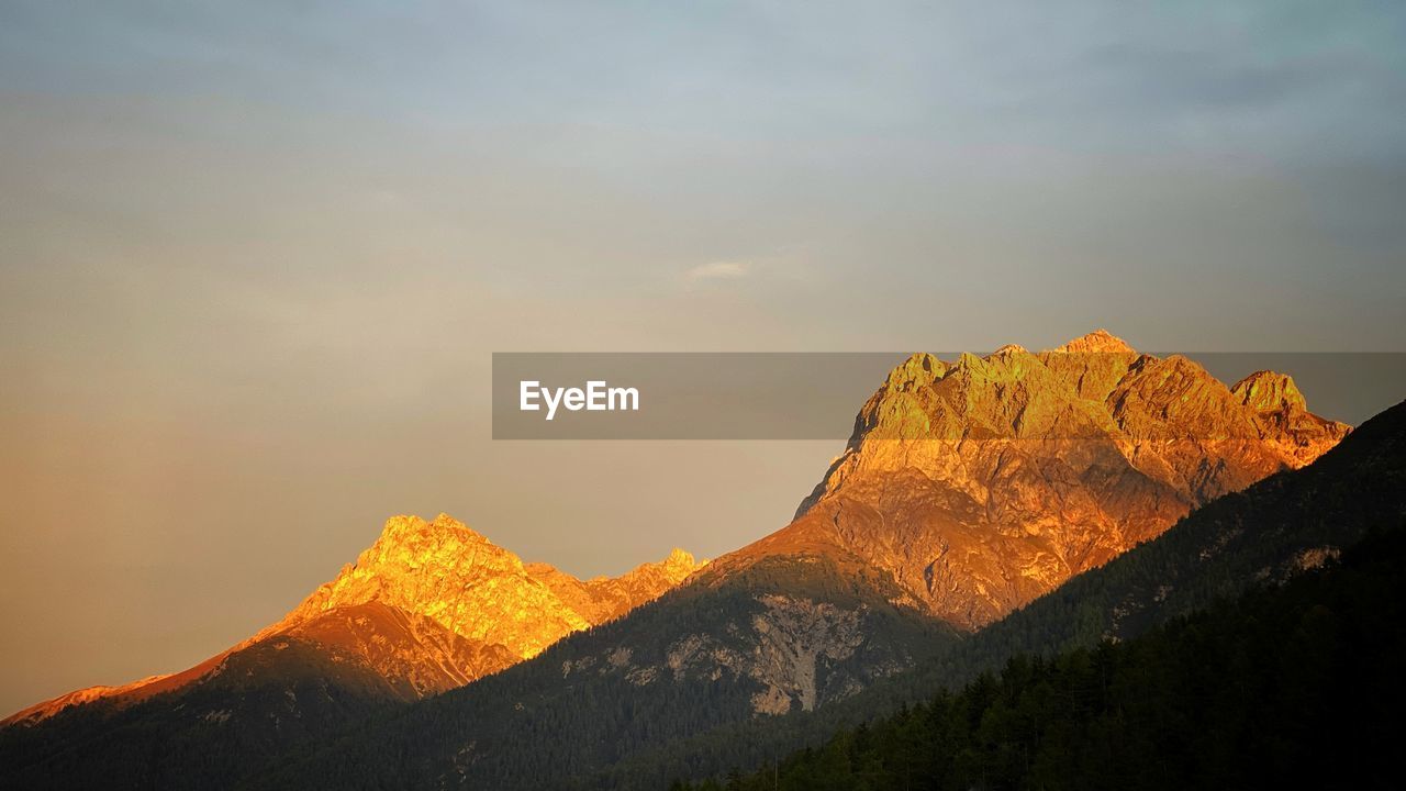 SCENIC VIEW OF MOUNTAIN RANGE AGAINST SKY