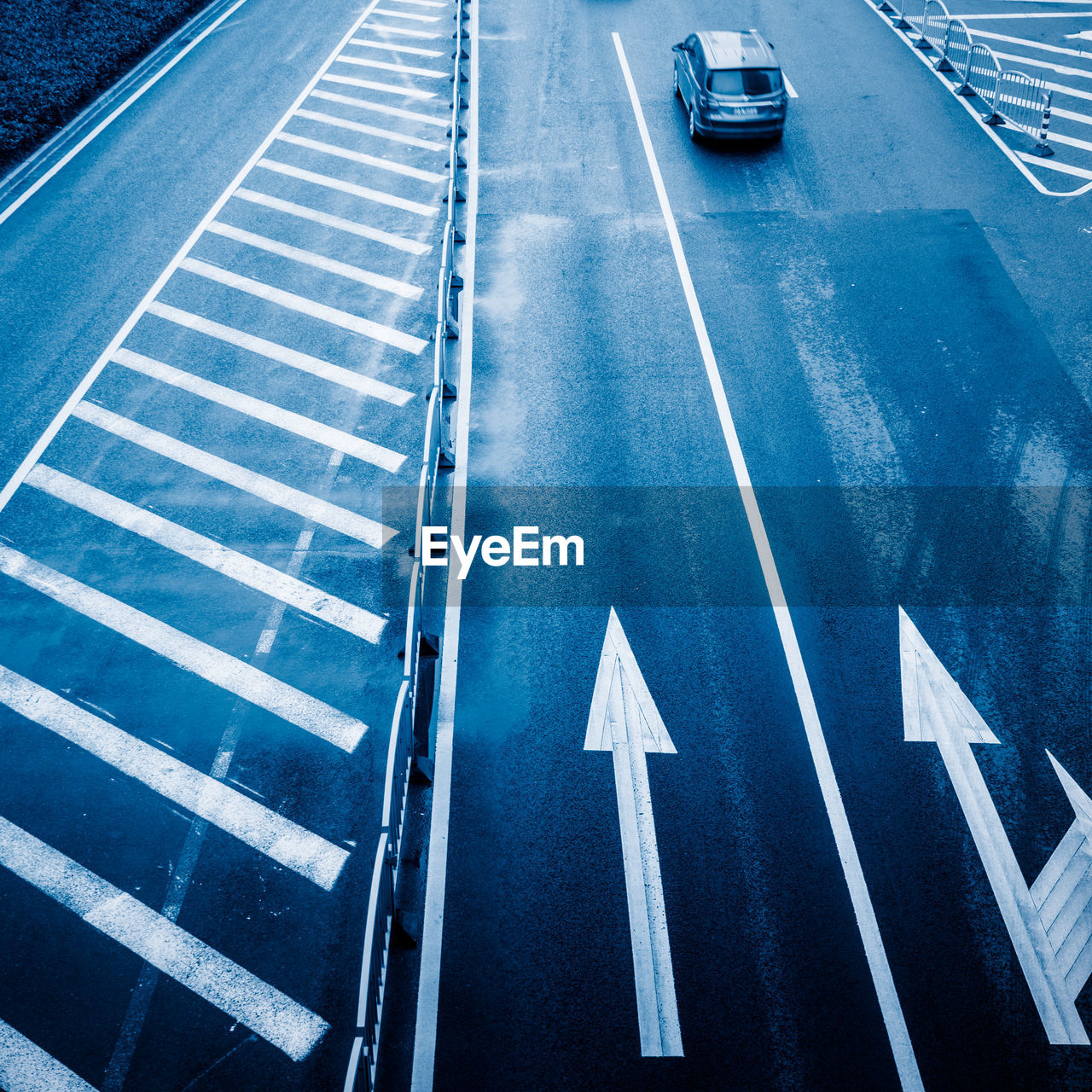 HIGH ANGLE VIEW OF CARS ON ROAD