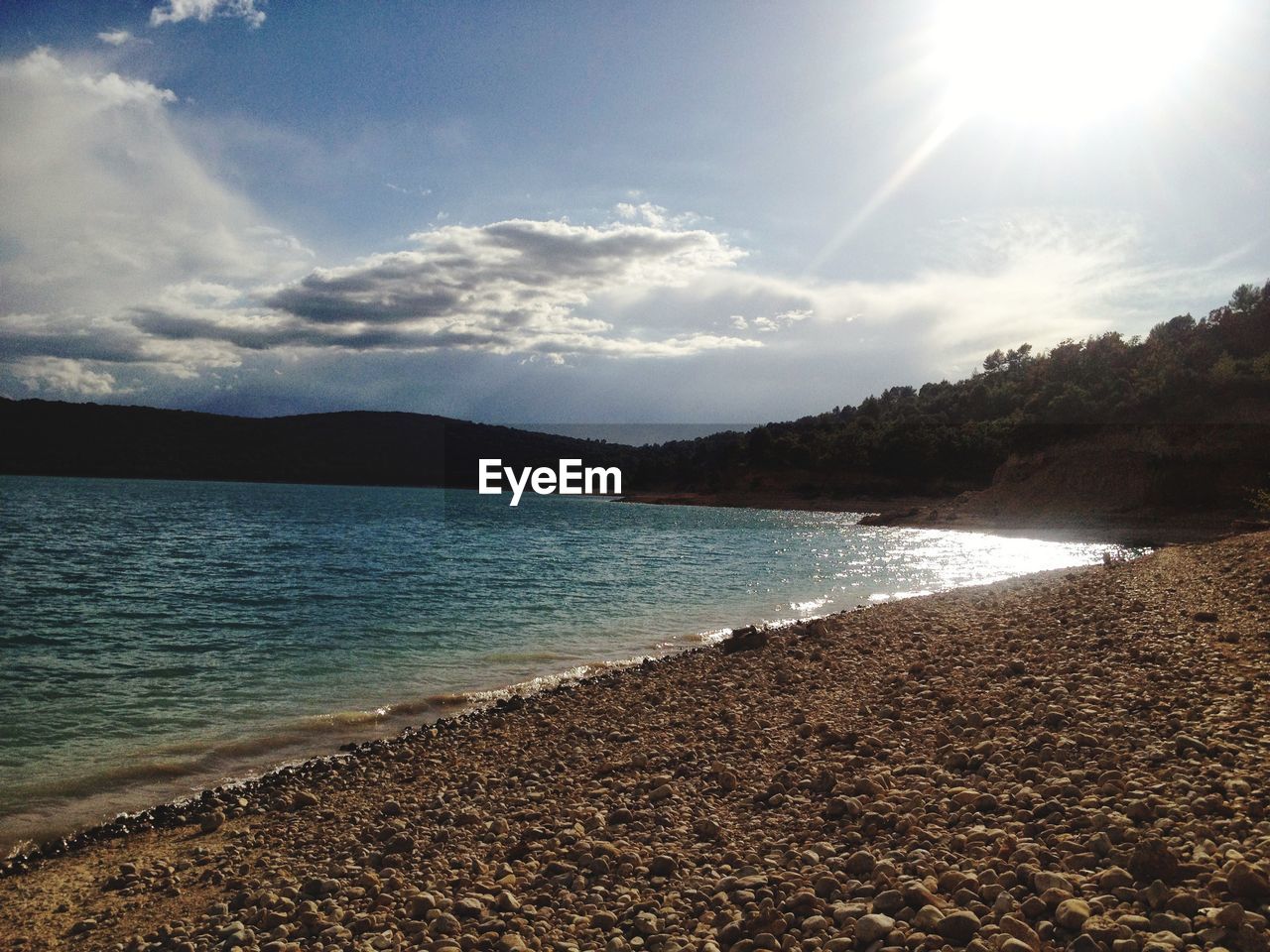 SCENIC VIEW OF SEA AND MOUNTAINS AGAINST SKY