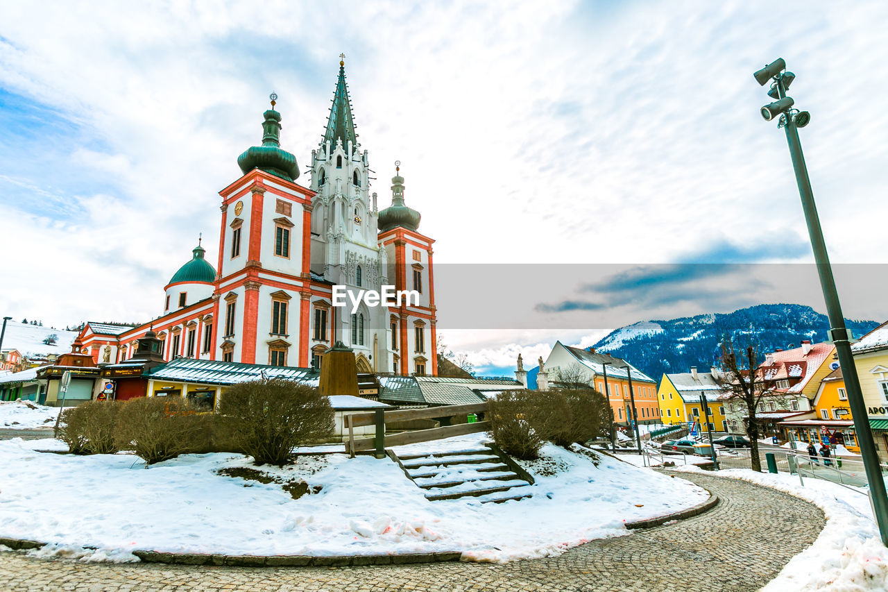 LOW ANGLE VIEW OF TRADITIONAL BUILDING AGAINST SKY