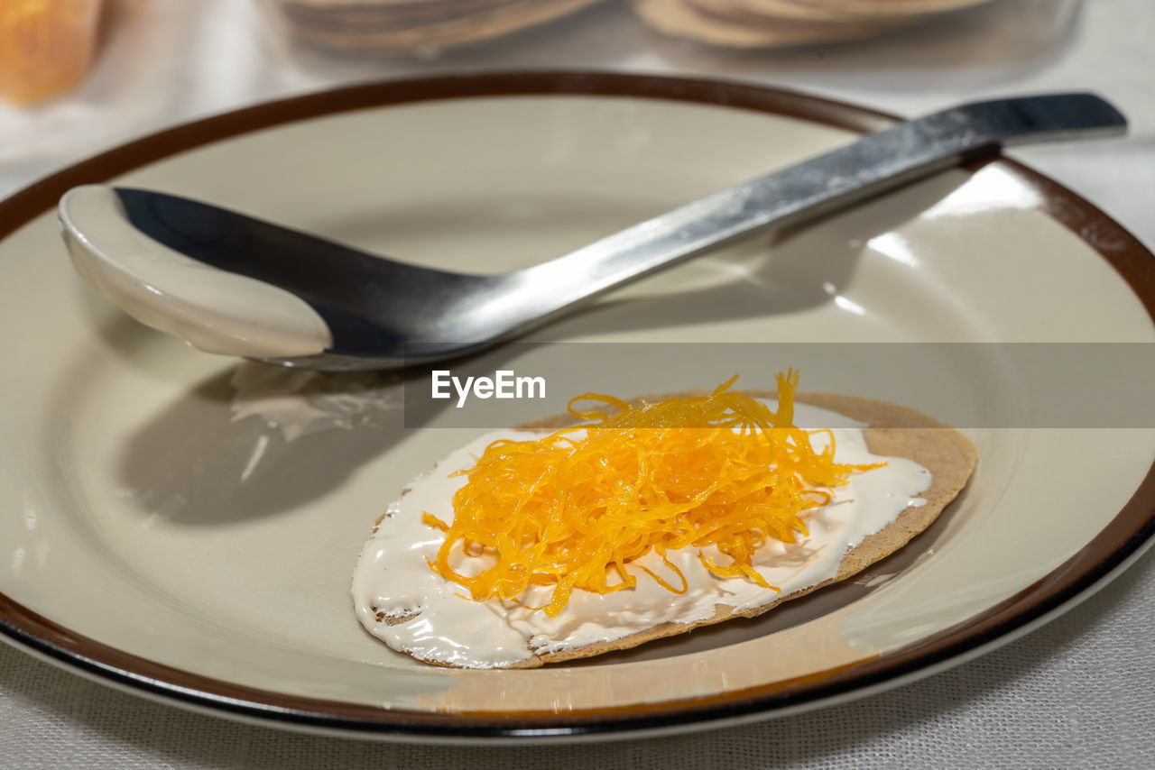 HIGH ANGLE VIEW OF ICE CREAM IN PLATE