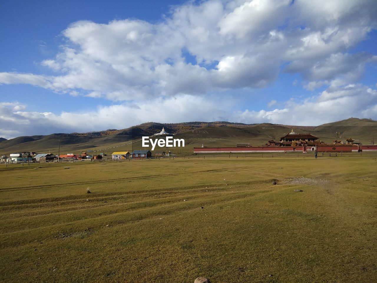 PANORAMIC SHOT OF FIELD AGAINST SKY