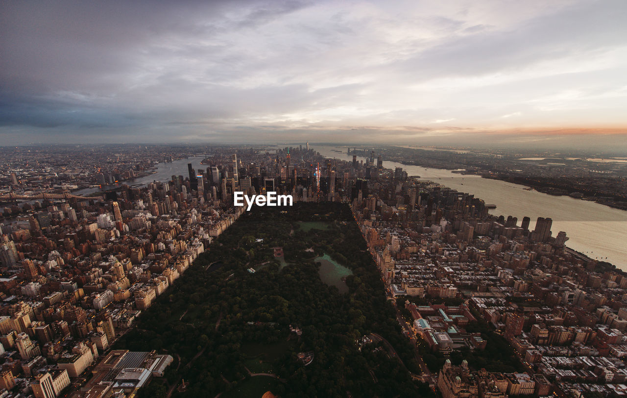 HIGH ANGLE VIEW OF CITYSCAPE AGAINST SKY