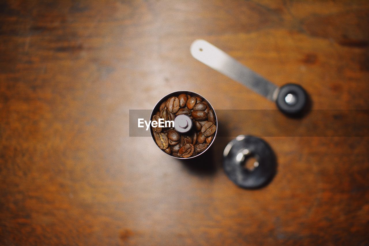 HIGH ANGLE VIEW OF METAL RING ON TABLE