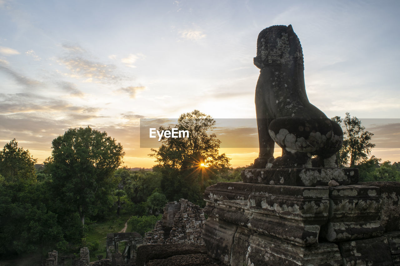 STATUE OF BUDDHA AT SUNSET