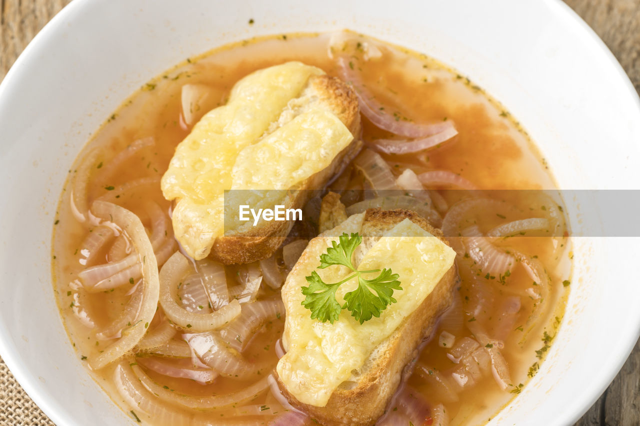 HIGH ANGLE VIEW OF NOODLES IN BOWL