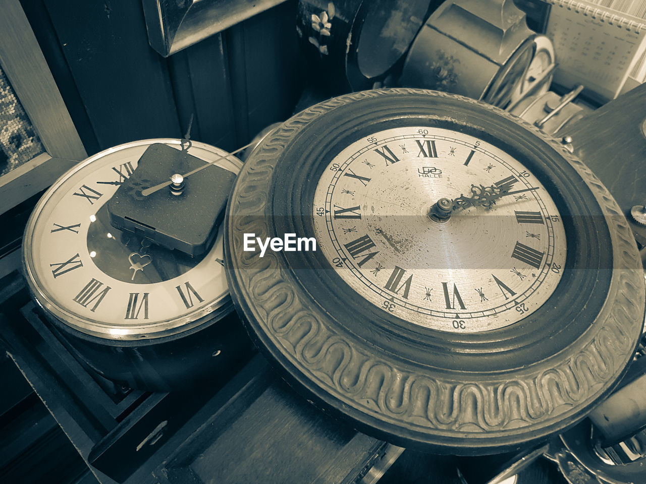 HIGH ANGLE VIEW OF CLOCK ON MIRROR