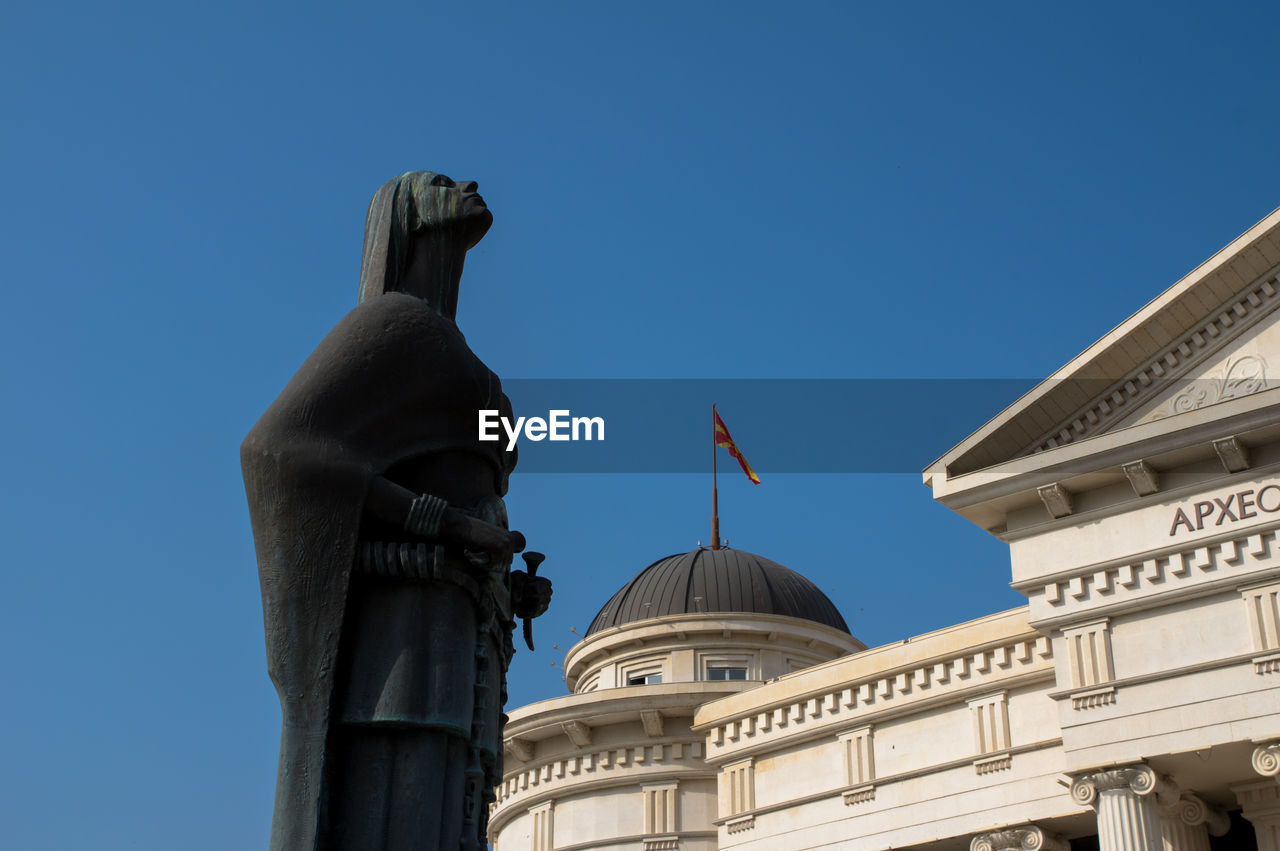 LOW ANGLE VIEW OF STATUE OF BUILDING AGAINST CLEAR BLUE SKY