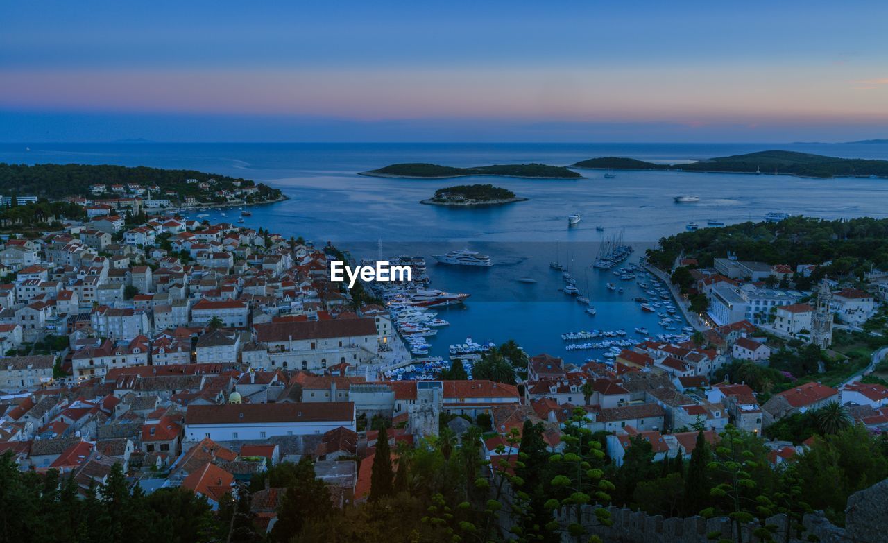 AERIAL VIEW OF SEA AND MOUNTAINS AGAINST SKY