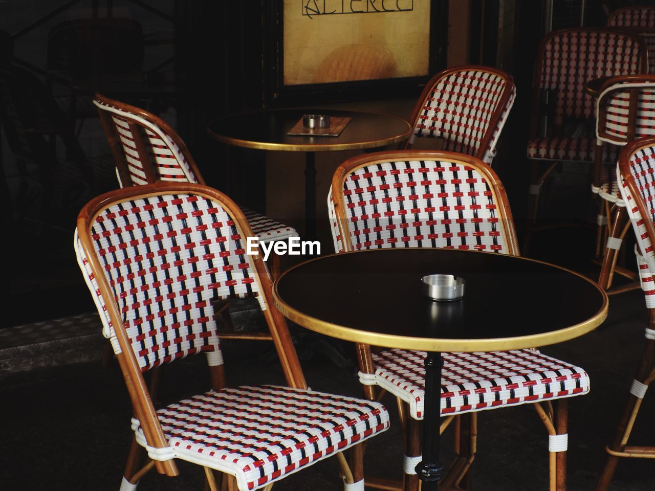 HIGH ANGLE VIEW OF EMPTY CHAIRS ON TABLE