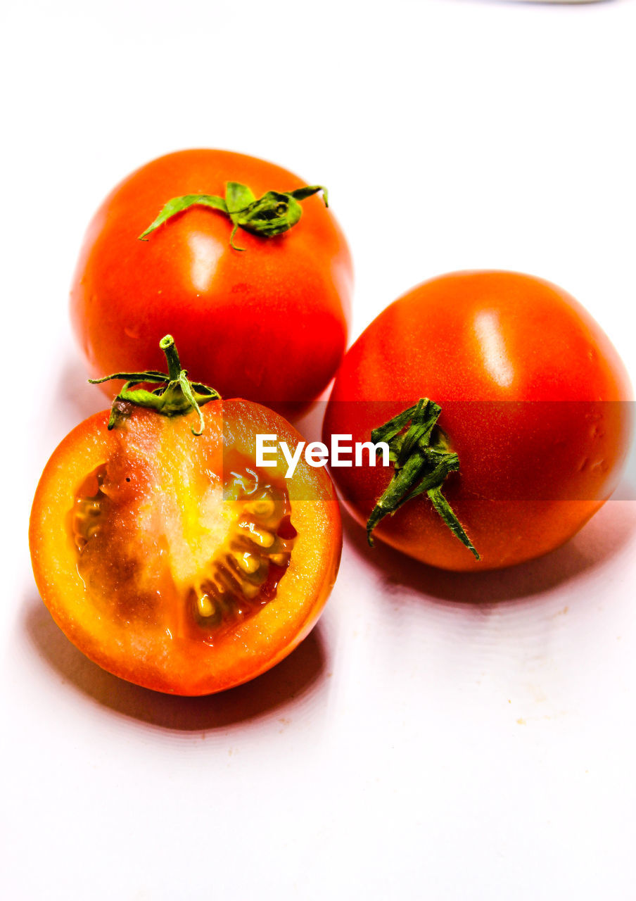 HIGH ANGLE VIEW OF TOMATOES IN PLATE