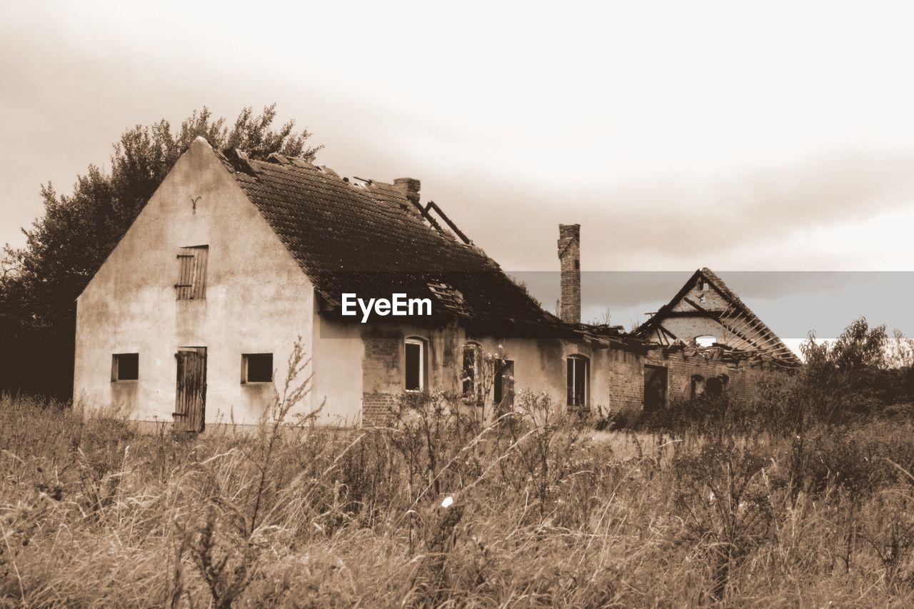 HOUSES ON FIELD