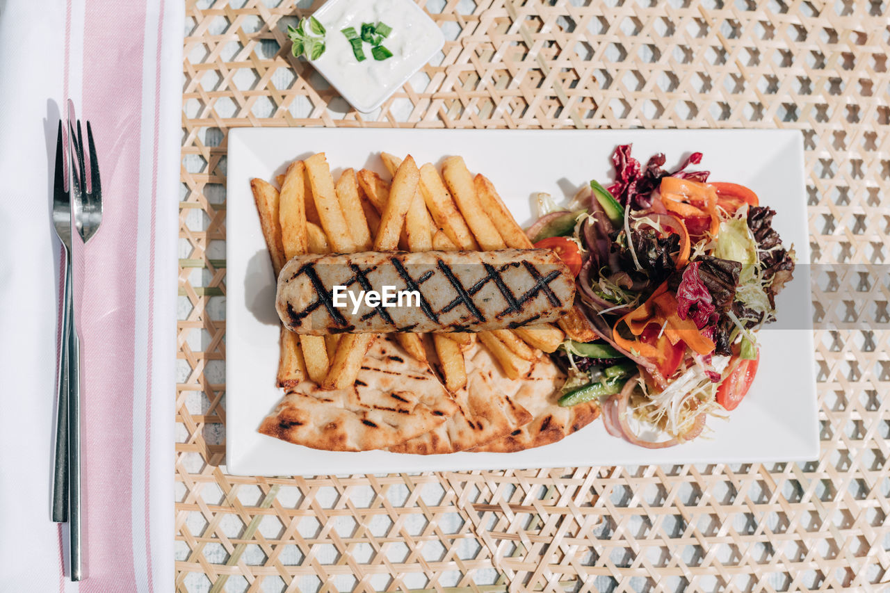 HIGH ANGLE VIEW OF FOOD IN PLATE