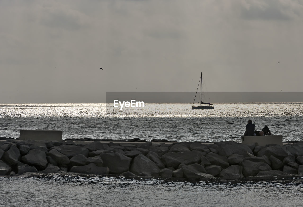 SAILBOATS ON SEA AGAINST SKY