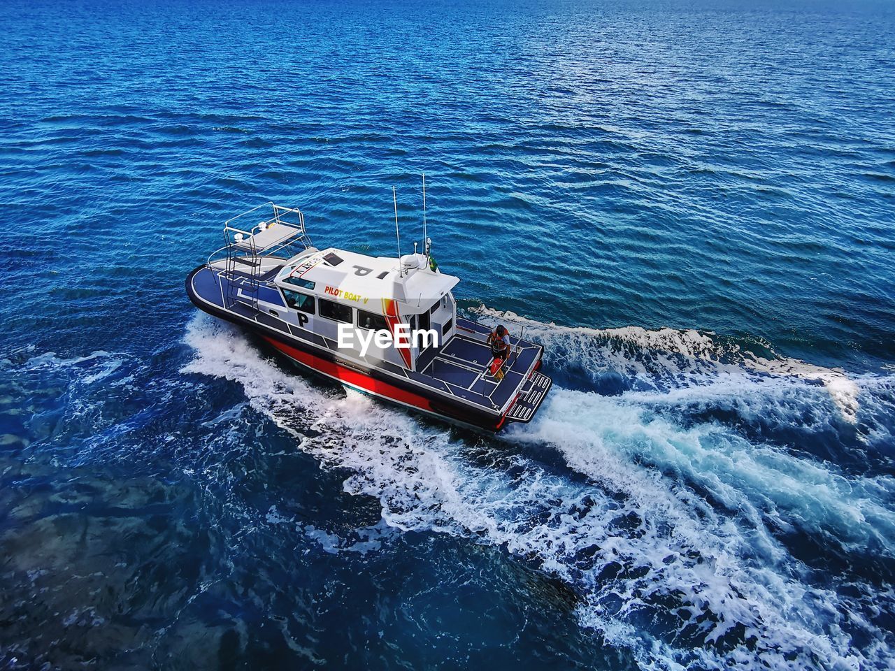 HIGH ANGLE VIEW OF BOAT SAILING ON SEA