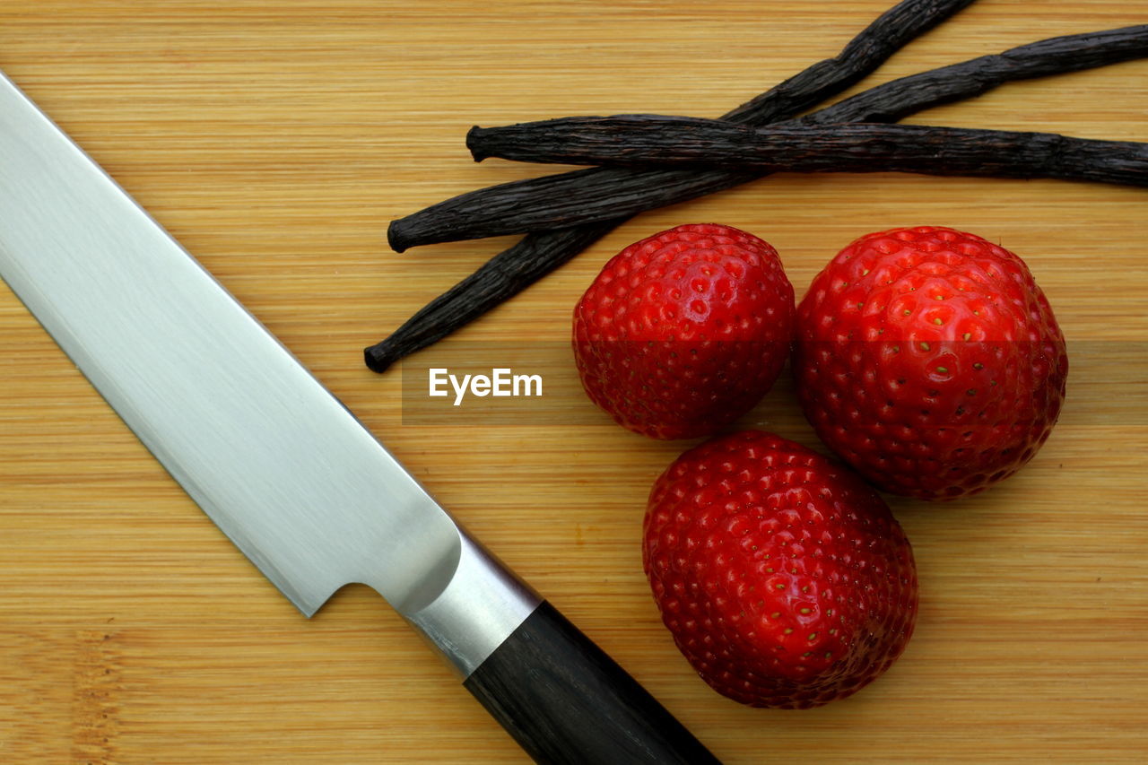 CLOSE-UP HIGH ANGLE VIEW OF STRAWBERRIES ON TABLE