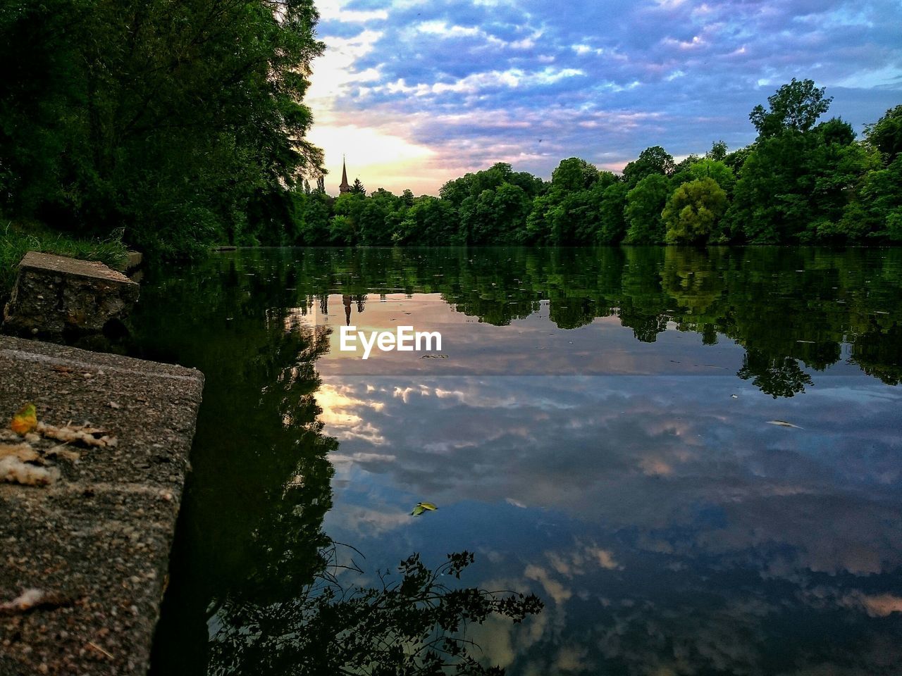 Idyllic view of trees and sky reflection in lake