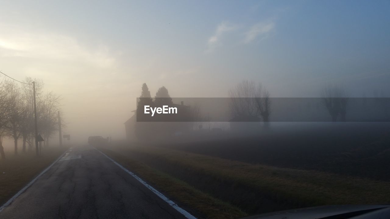 SCENIC VIEW OF AGRICULTURAL LANDSCAPE AGAINST SKY