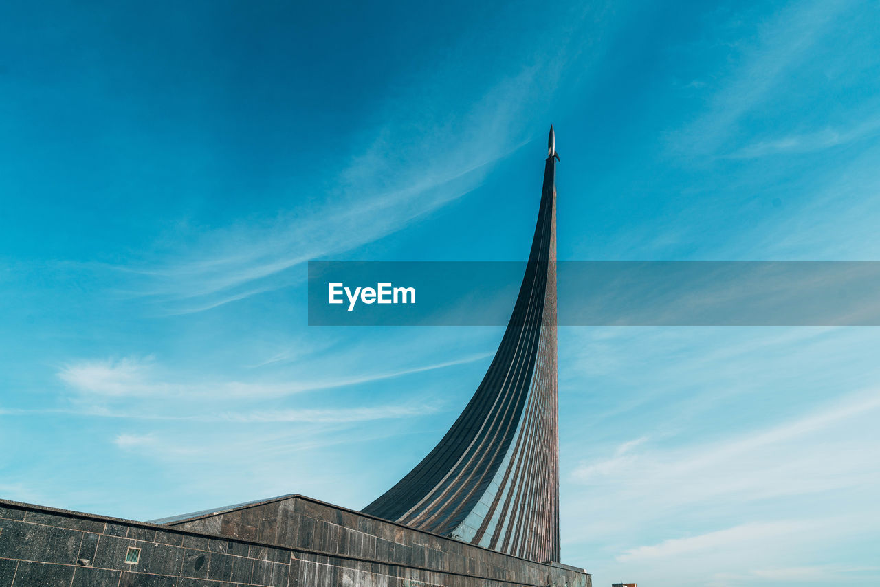 LOW ANGLE VIEW OF BUILDINGS AGAINST CLOUDY SKY