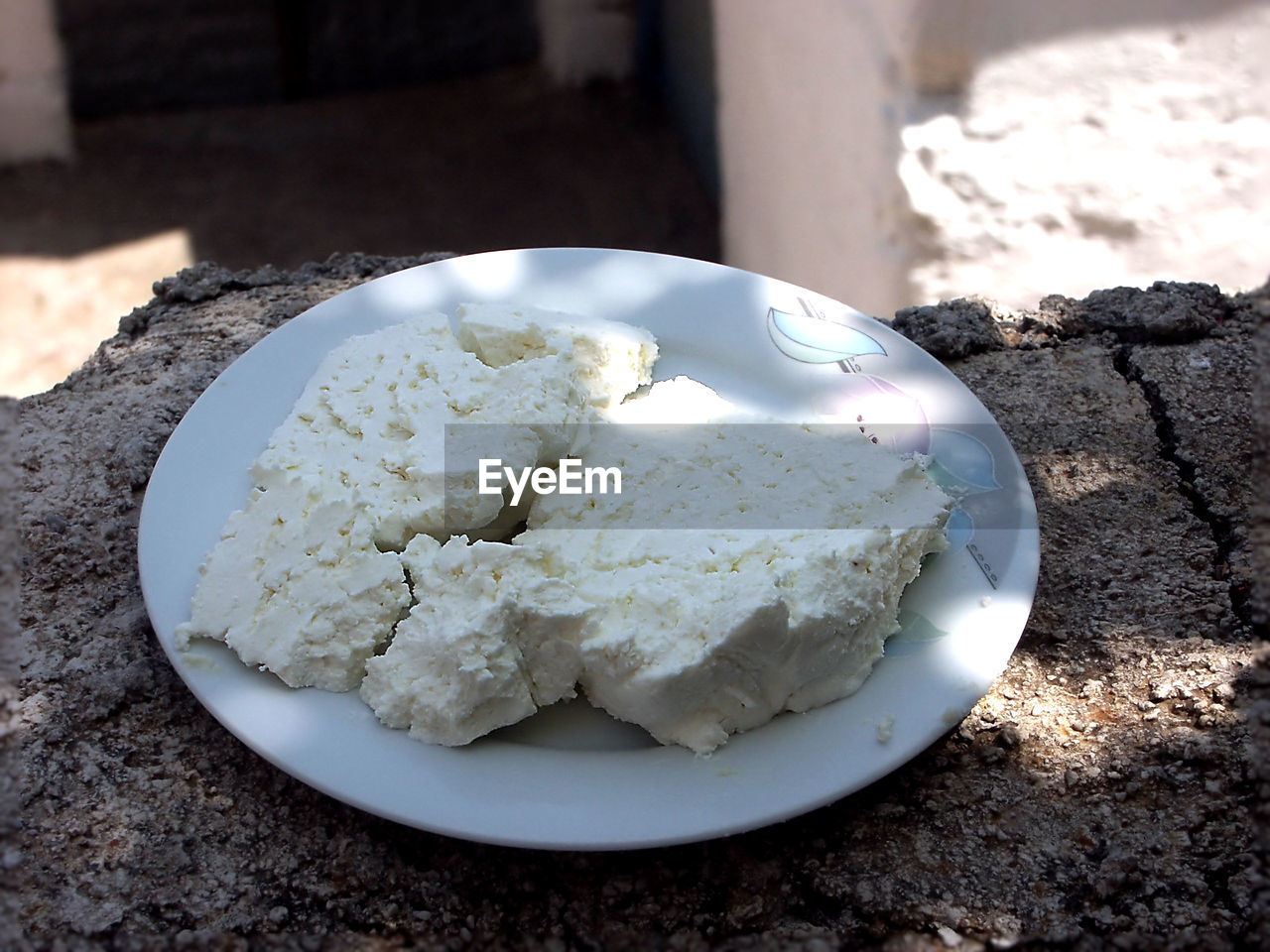 HIGH ANGLE VIEW OF ICE CREAM IN PLATE