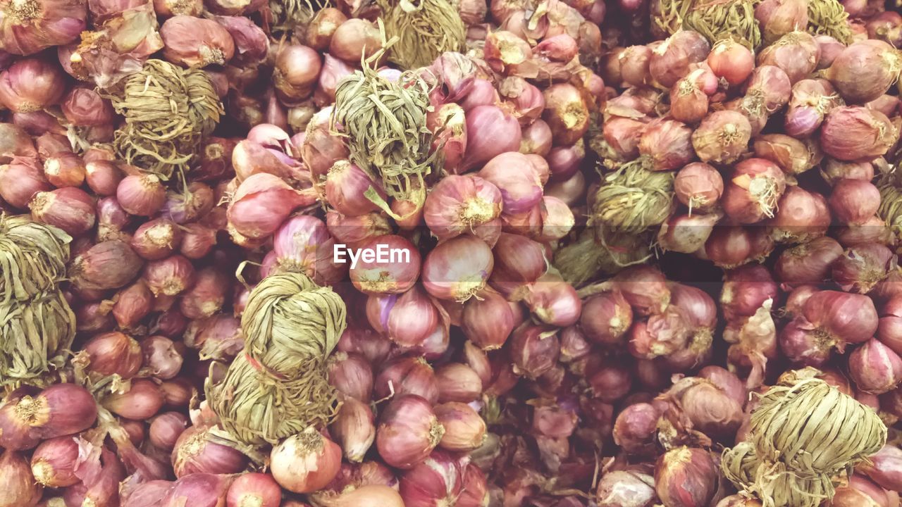 FULL FRAME SHOT OF FRESH VEGETABLES AT MARKET STALL