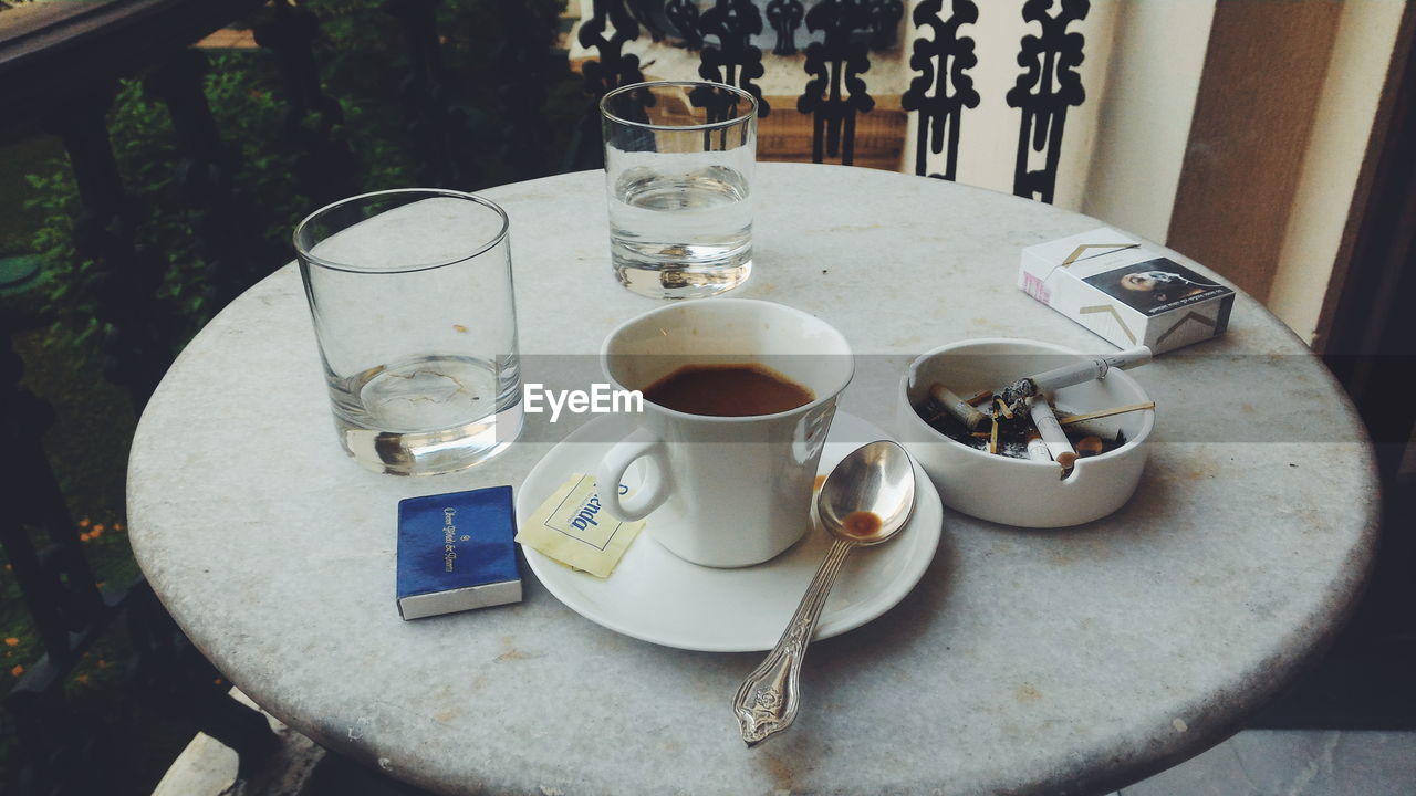 HIGH ANGLE VIEW OF COFFEE AND TEA ON TABLE