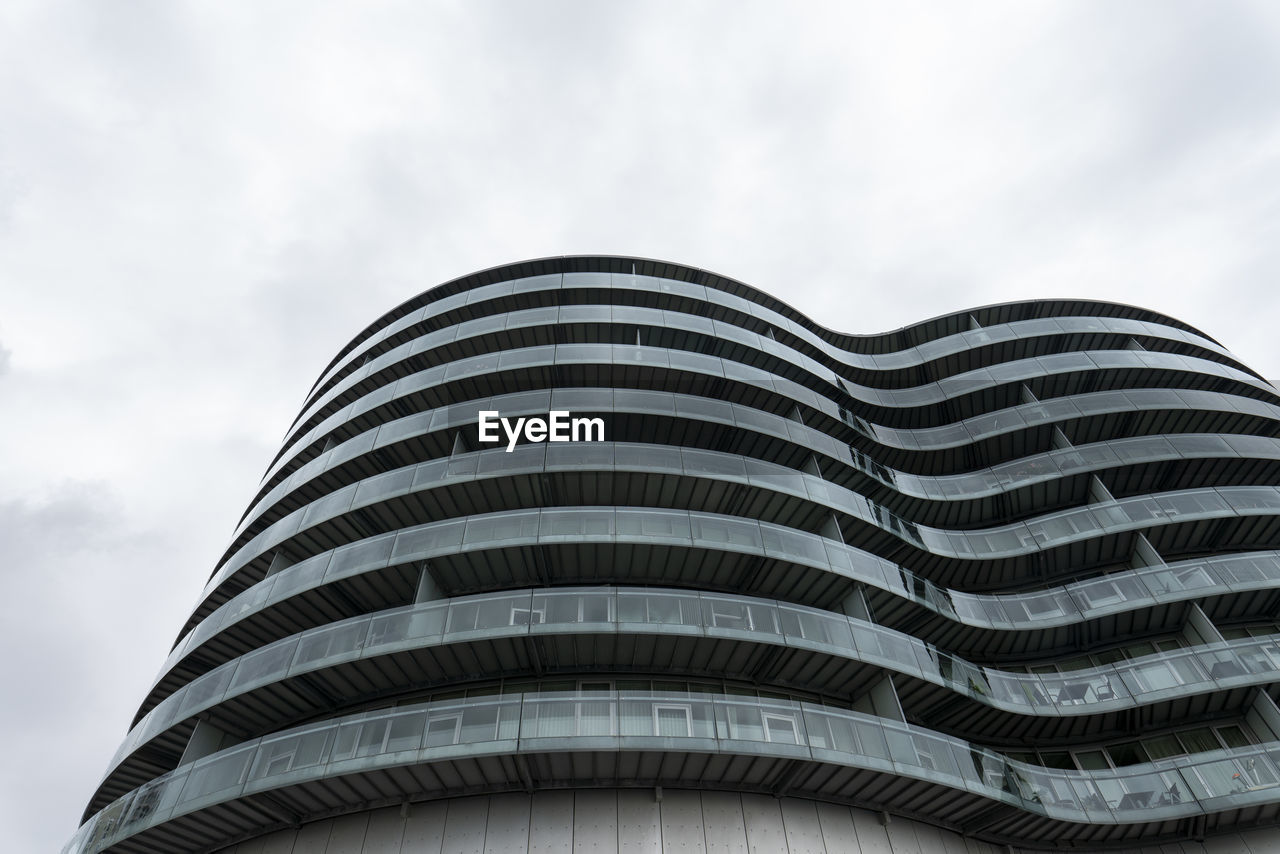 LOW ANGLE VIEW OF OFFICE BUILDING AGAINST SKY