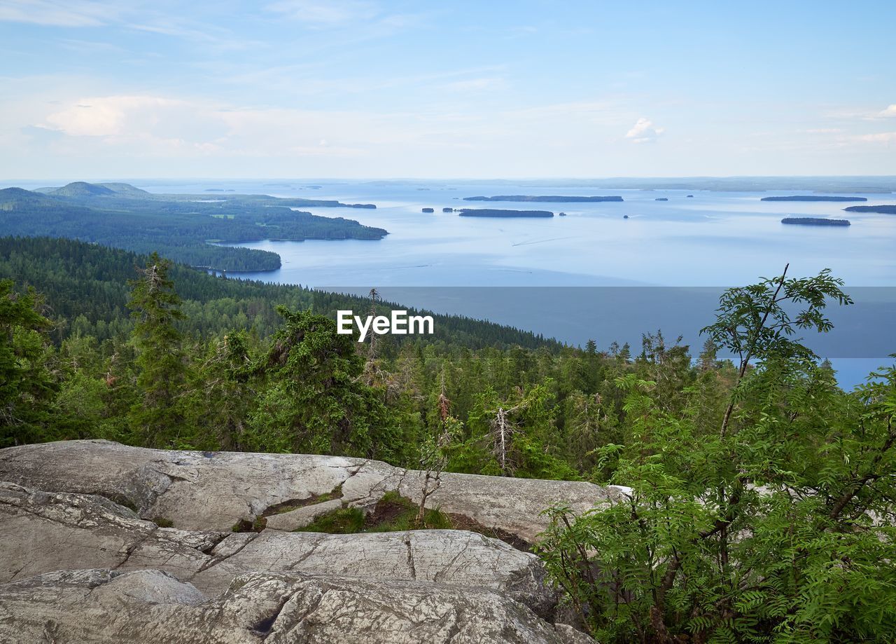 SCENIC VIEW OF SEA AND MOUNTAINS AGAINST SKY