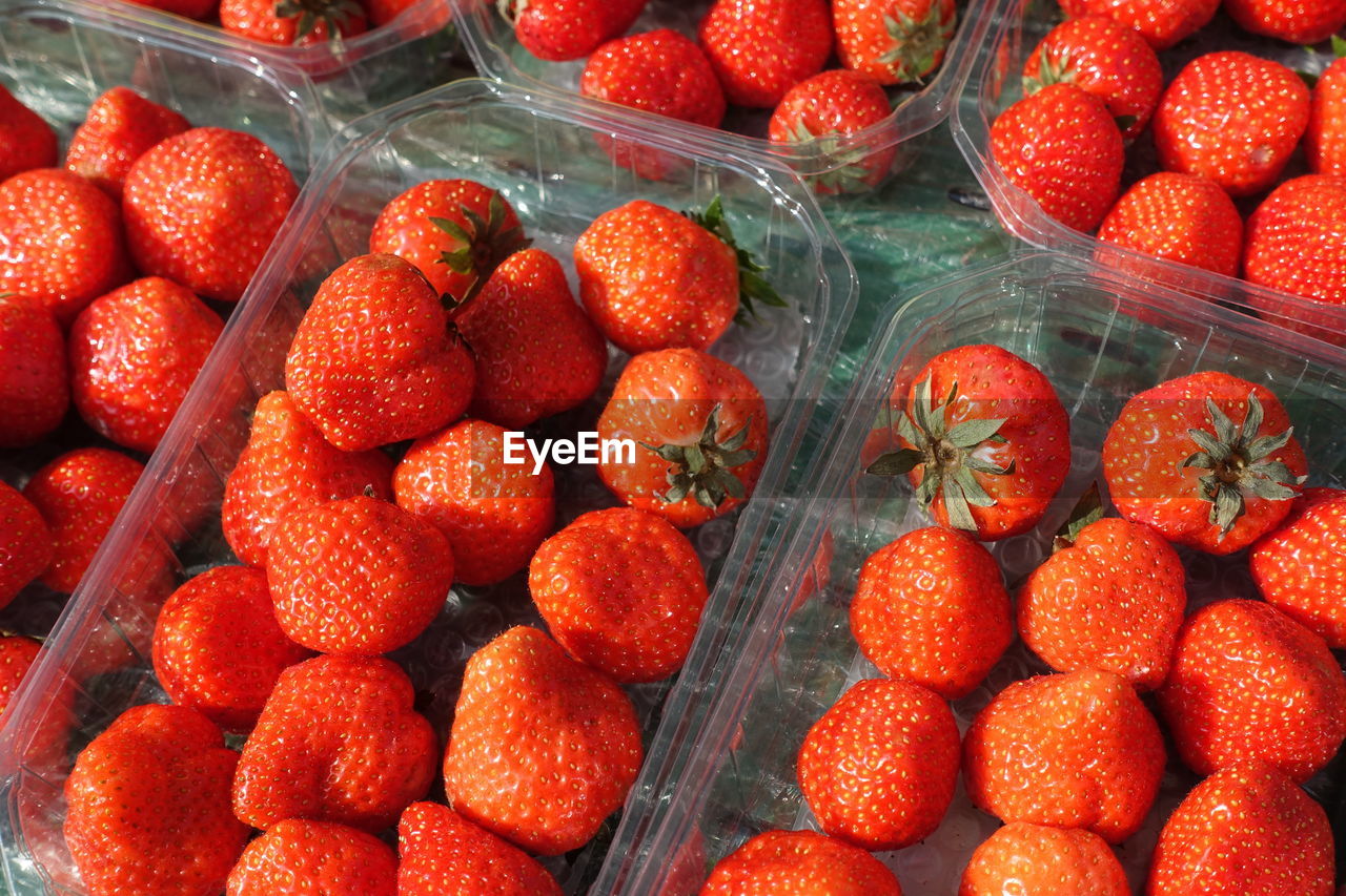 HIGH ANGLE VIEW OF FRUITS IN MARKET