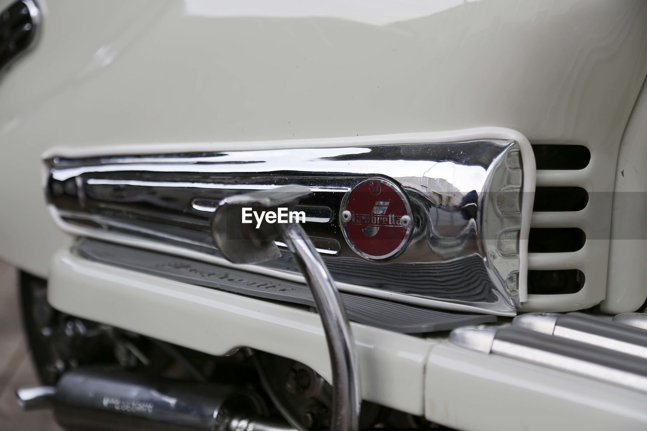 CLOSE-UP OF VINTAGE CAR ON VEHICLE