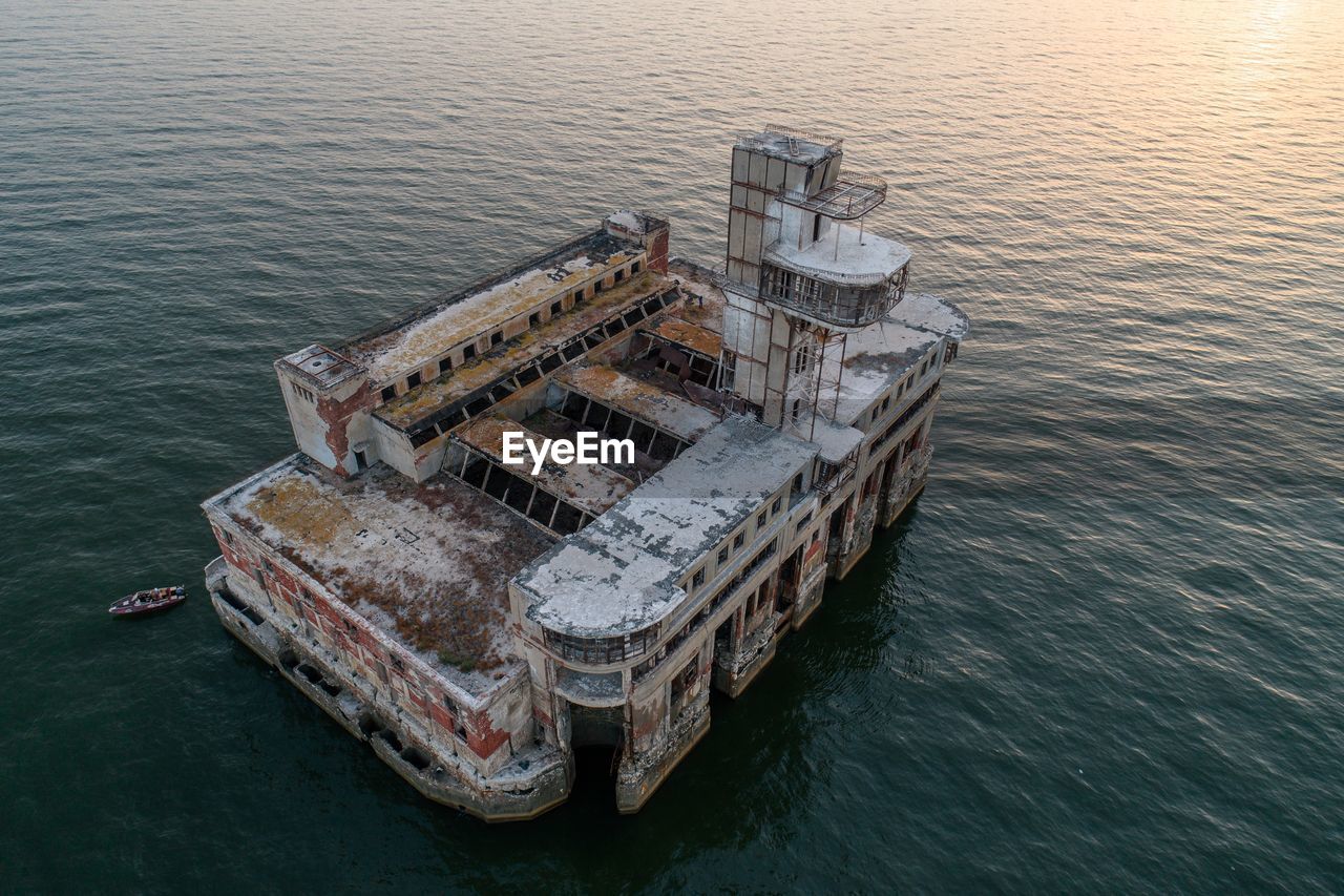 HIGH ANGLE VIEW OF SHIP ON SEA