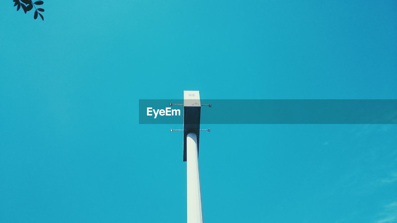 LOW ANGLE VIEW OF STREET LIGHT AGAINST CLEAR SKY