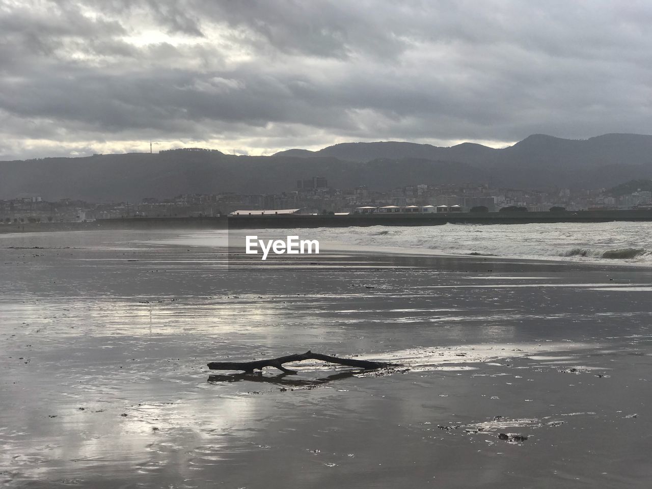 SCENIC VIEW OF SEA AGAINST MOUNTAIN