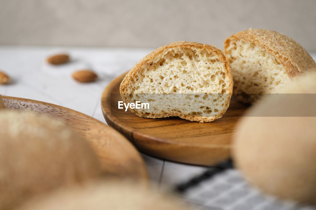 HIGH ANGLE VIEW OF BREAD ON CUTTING BOARD ON TABLE