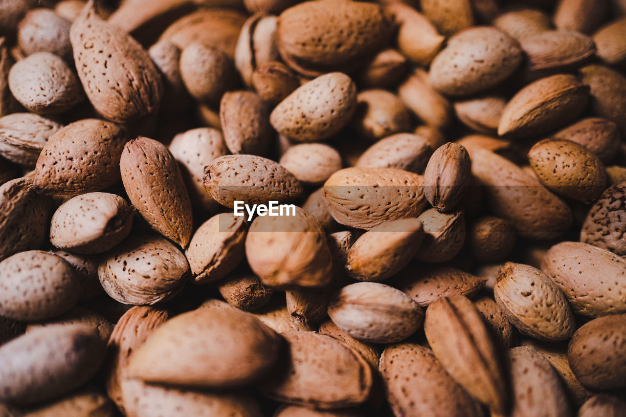 FULL FRAME SHOT OF ROASTED COFFEE BEANS