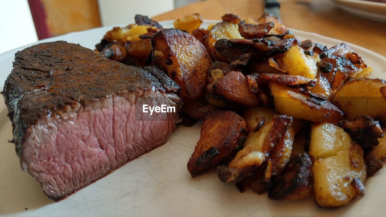 HIGH ANGLE VIEW OF FOOD IN PLATE