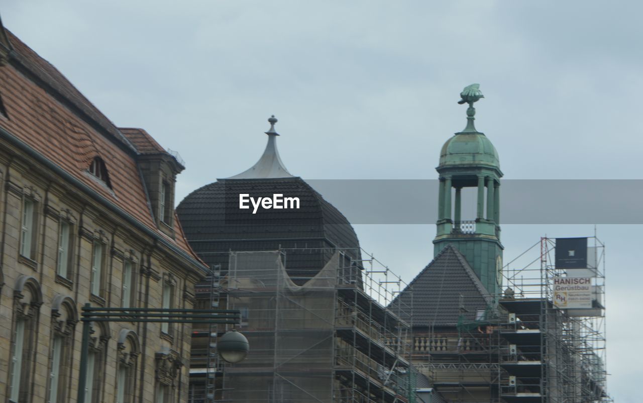 LOW ANGLE VIEW OF BUILDINGS AGAINST SKY IN CITY