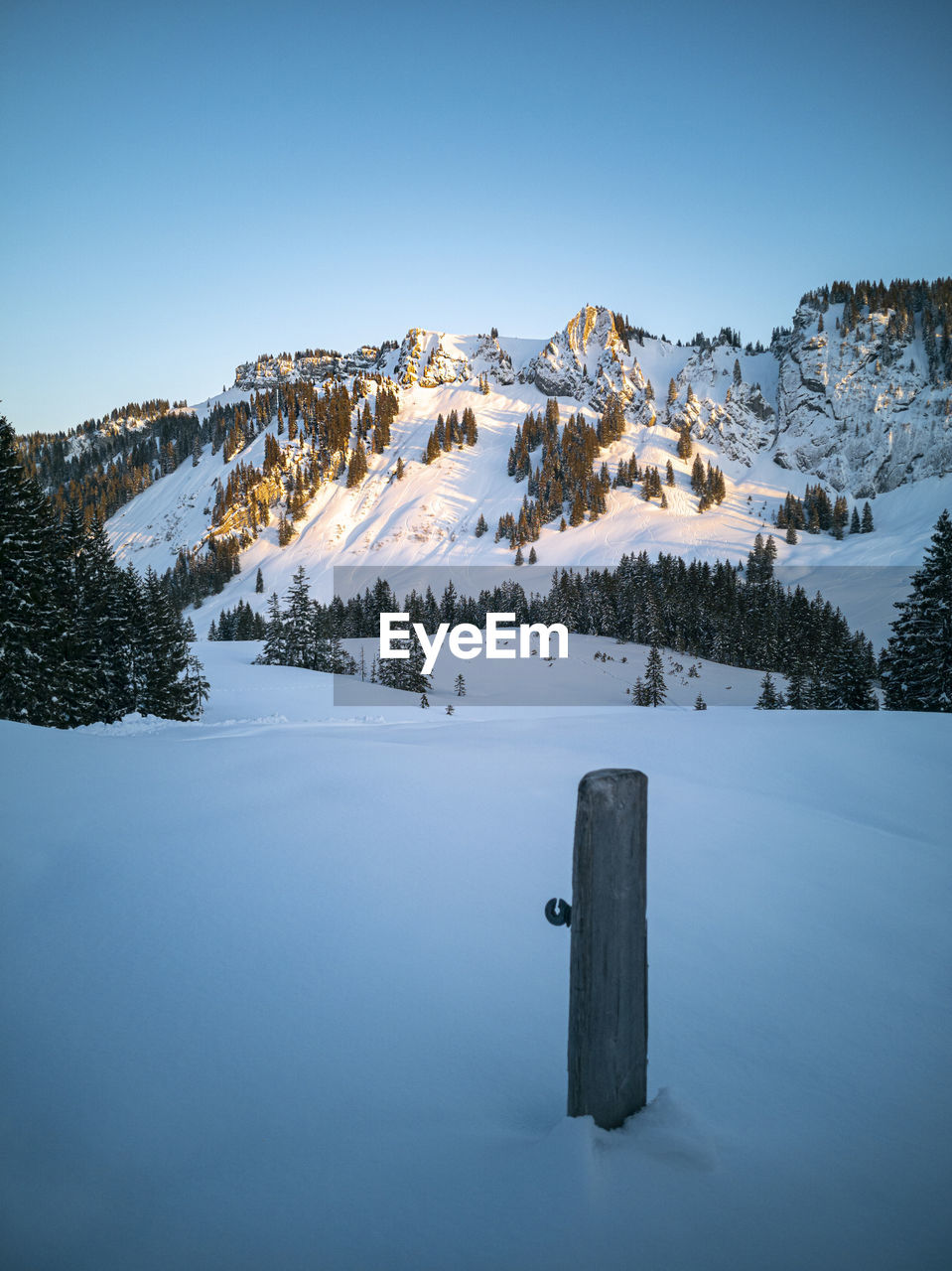 SCENIC VIEW OF SNOWCAPPED MOUNTAIN AGAINST SKY