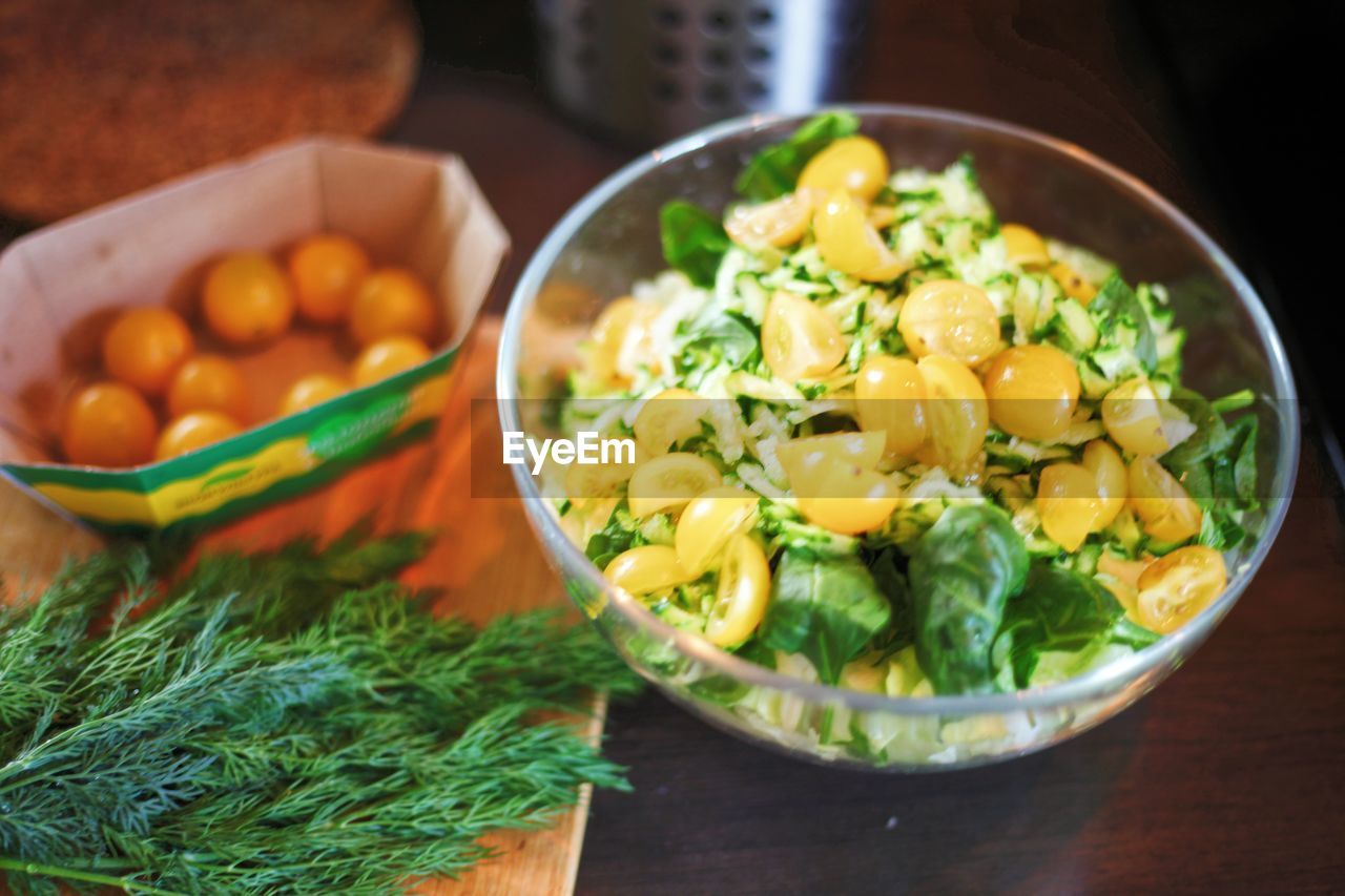 HIGH ANGLE VIEW OF FRUIT SALAD IN BOWL ON TABLE